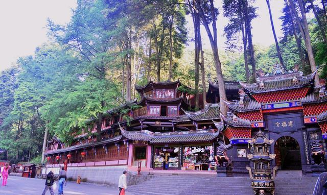 青城山明明是仙气飘飘的道教名山,为啥被人称为"鬼山"