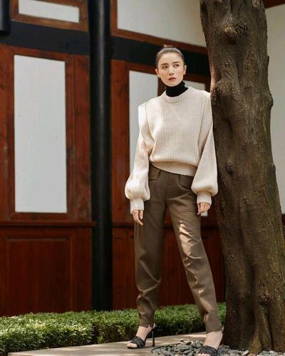 宋佳是个精致的女人,哪怕穿着睡袍也精致高级,穿搭虽