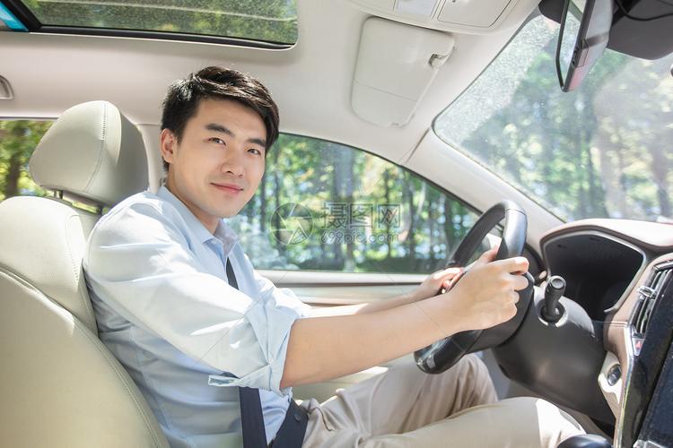 男人开车