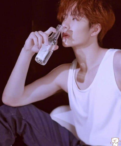 王一博被迫营业"饮酒照"遭疯传,看到他的眼神后,心脏