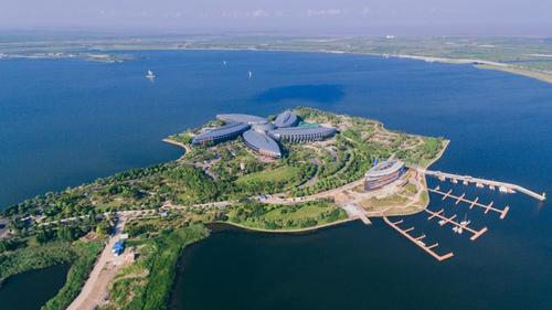 上海浦东的滴水湖:是浦东第一个湖泊,和圆规画出来的一样圆