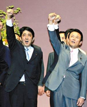 日本自民党总裁选举前夕,候选人安倍晋三(左)和麻生太郎在横滨市选区