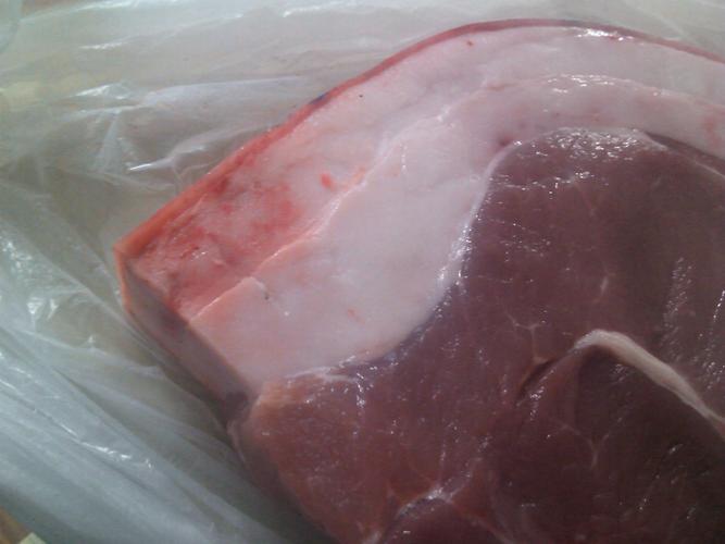 刚买的猪肉,回来发现白肉和肉片都是红的