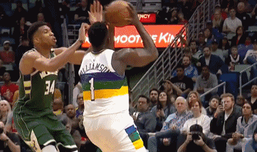 字母哥对内线的冲击力众所周知,如上图,反击战中,即便霍乐迪已经用尽