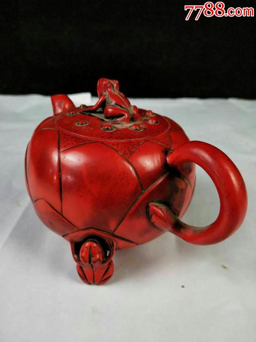 清代红珊瑚茶壶一把.