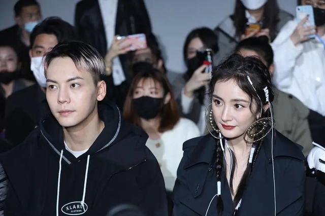 杨幂陈伟霆同框看秀真养眼穿情侣黑太般配杨幂这耳环几斤重