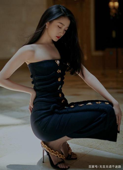 关晓彤大秀性感身材,身穿抹胸黑裙,秀发披肩,气质十足
