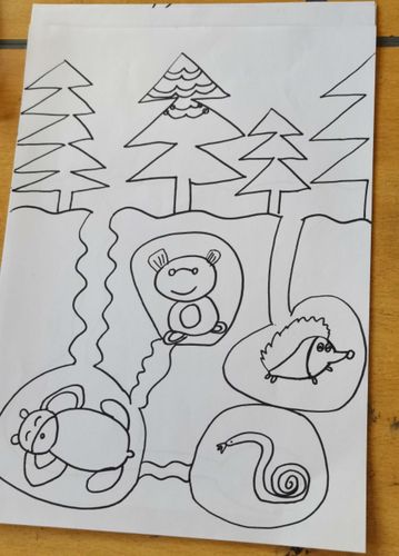 你们喜欢哪些冬眠的小动物呢?想一想,试着把它们画一画吧.