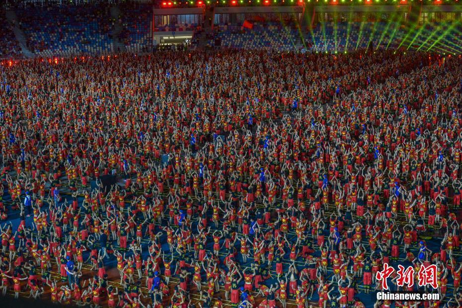 4月28日晚,庆祝海南建省办经济特区30周年万人竹竿舞表演活动在海口