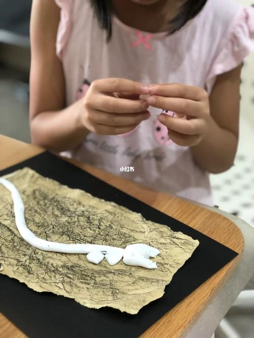 儿童手工 - 恐龙化石_恐龙_粘土_手工制作_高光笔_蜡笔_儿童画_创意