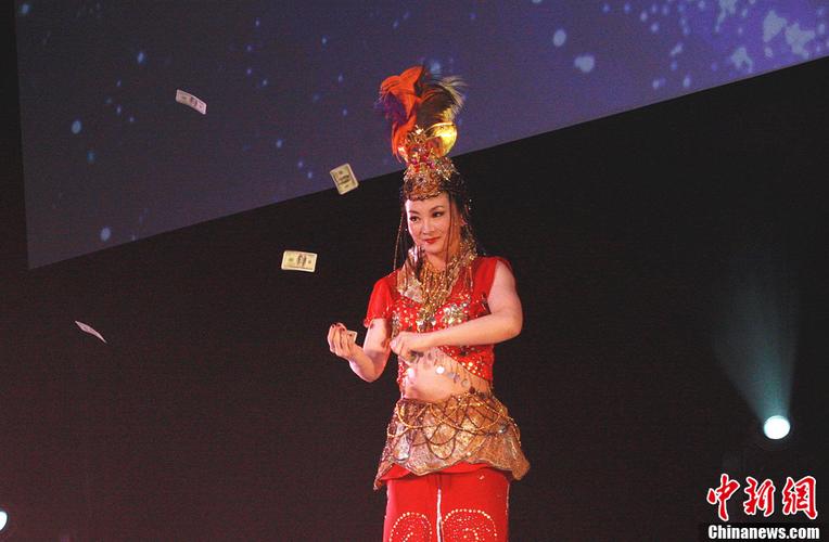 "四海同春"亮相悉尼 女魔术师表演"天女散花"