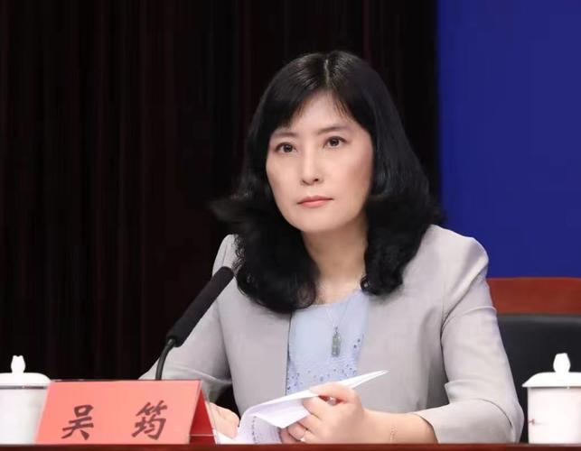 主持人深圳市委宣传部副部长市政府新闻办主任吴筠