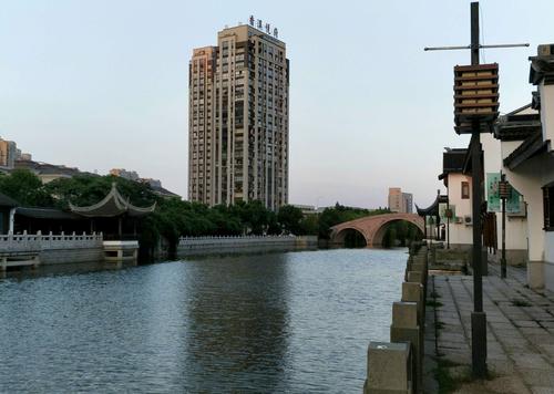 写美篇 曾经,湖州老北门外有两座雄跨龙溪港的石砌大拱桥,东为潘公桥