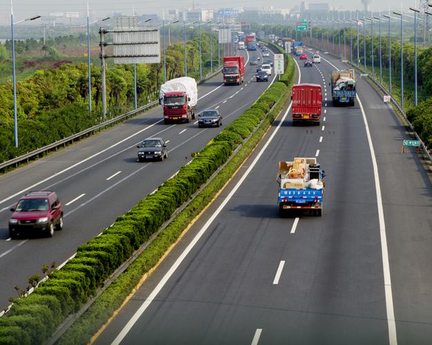 繁忙的高速公路