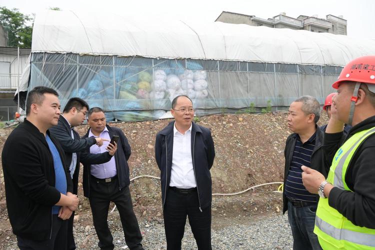 68县委副书记,县长胡宏林在锦江河兰里镇高坪村巡河,督导高坪村水泥
