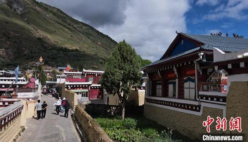 四川甘孜州成立70年18个贫困县市全摘帽高原天堑变通途