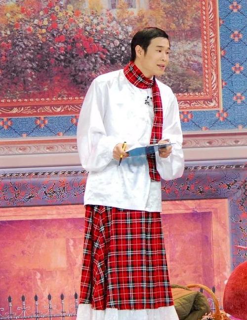 当年被小沈阳带偏了!查尔斯穿裙子配西装,身边老太太都成了迷妹