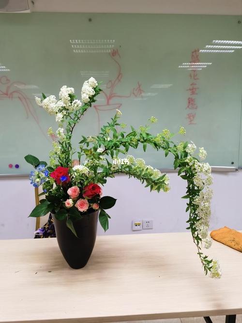 插花作品之盛花垂态型_插花_鲜花_兔子_红玫瑰_浪漫_鲜花分享_家居