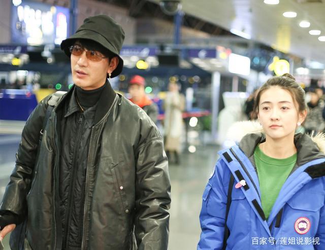 蒲巴甲与未婚妻梁洁机场同行,两人越看越配,好有爱!