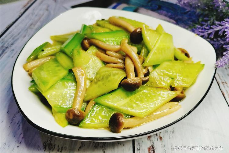 美食推荐:黄瓜清炒蟹味菇,香,脆,滑,嫩,味道超赞