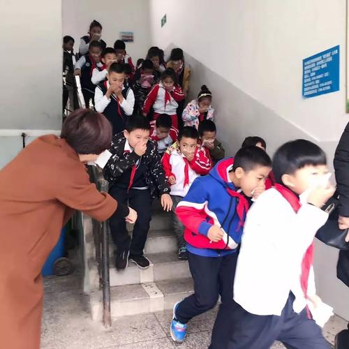 启龙小学消防安全紧急疏散演练活动