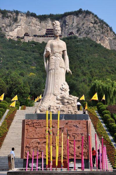 娲皇宫的女娲雕像 图片来源:新浪博客 云曦曦