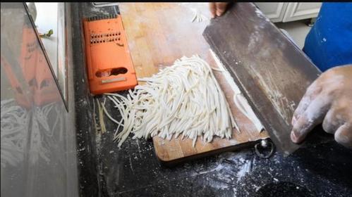 山西四大面食之刀拨面,面条哥一尺长刀拨面,刀法精湛