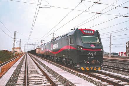 "陕煤号"机车牵引万吨重载煤炭列车驰骋奔向市场