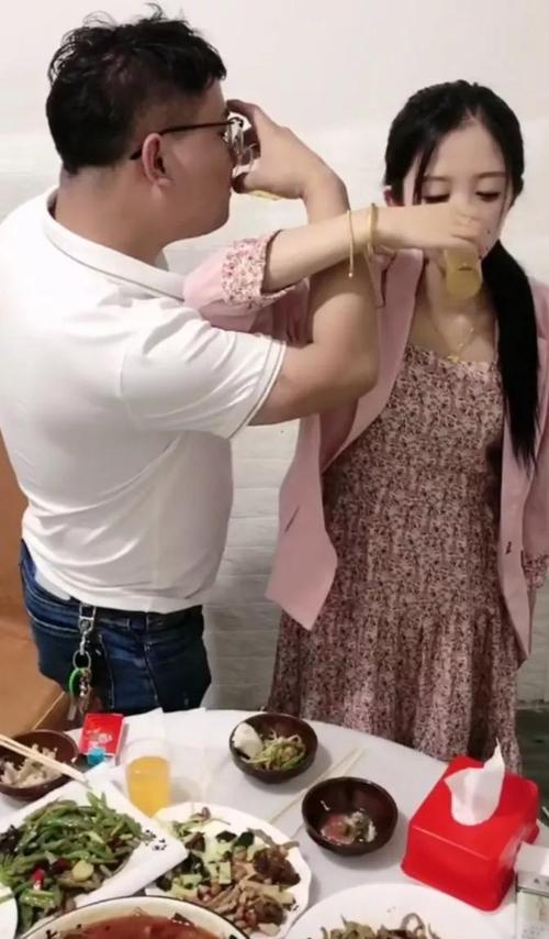 妻子和别的男人喝交杯酒送玫瑰花丈夫打情骂俏的女人爱谁谁要