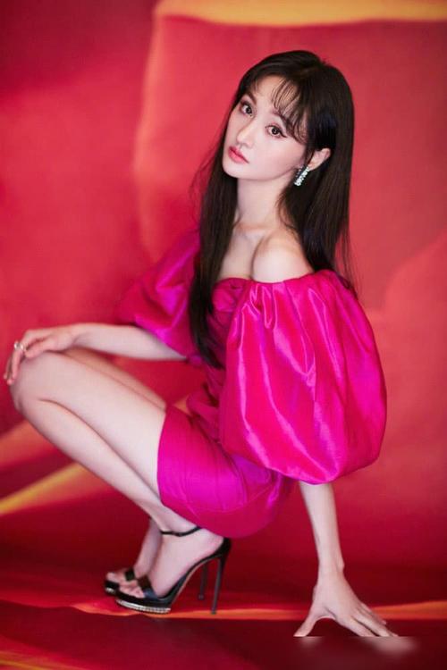 郑爽的一双美腿真是又白又细,毫无瑕疵.