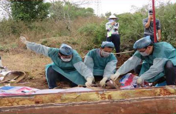 邓建强在开棺验尸现场做鉴定(右一)