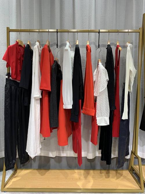 商场爆款尾货走份批发  广州 依兰慕语服饰 是位于广州专业经营品牌