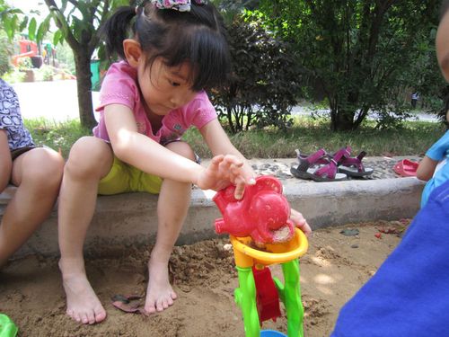 光脚玩沙~ - 中三班 - 南京书人幼儿园中三班