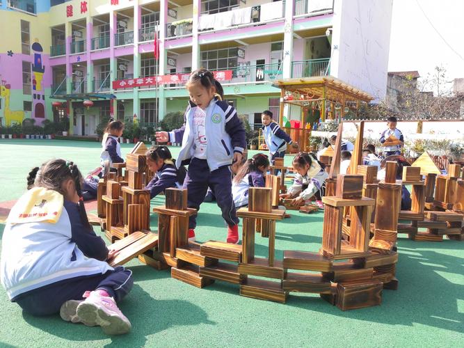 "小积木 大梦想"大一班炭烧积木户外搭建