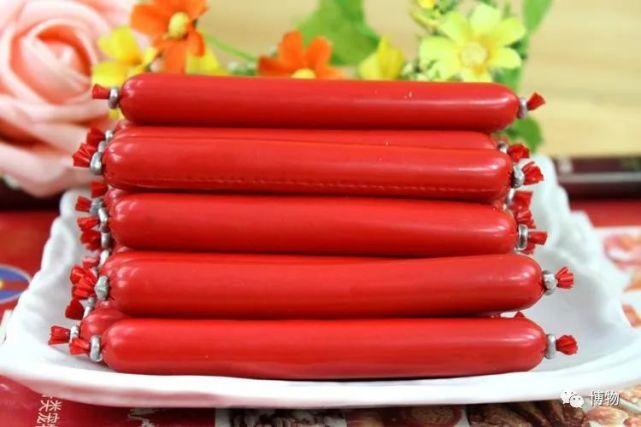 小时候经常吃的红皮火腿肠图片来源网络塑料肠衣不能吃,同样纤维素