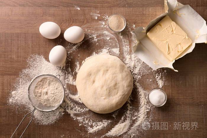 厨房餐桌上的生面团和配料