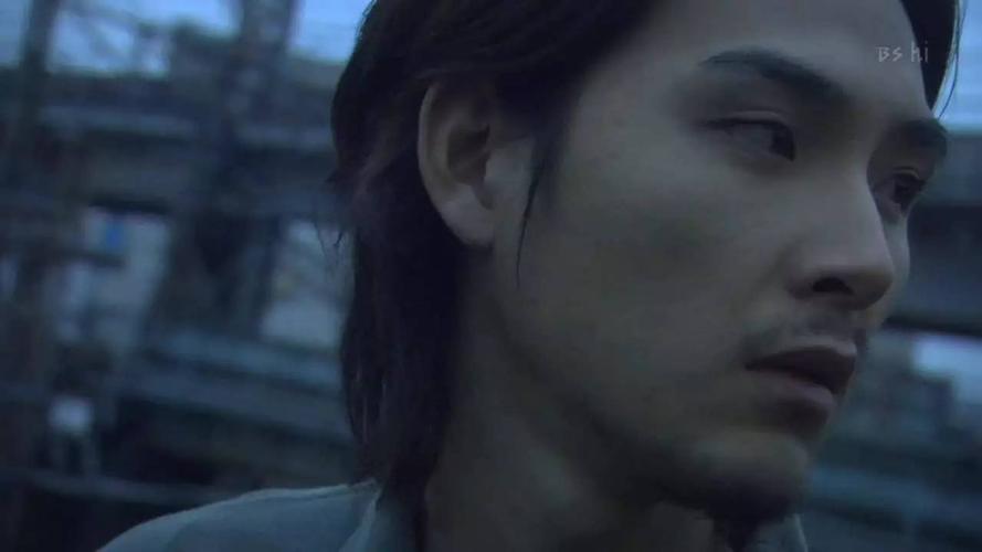 由两大高颜值男神主演:   瑛太,松田龙平.