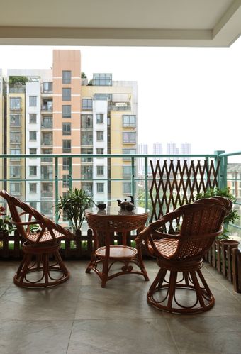 业主为老夫妻,必不可少的当然属阳台,空闲之余一起坐下喝茶,谈笑,甚好