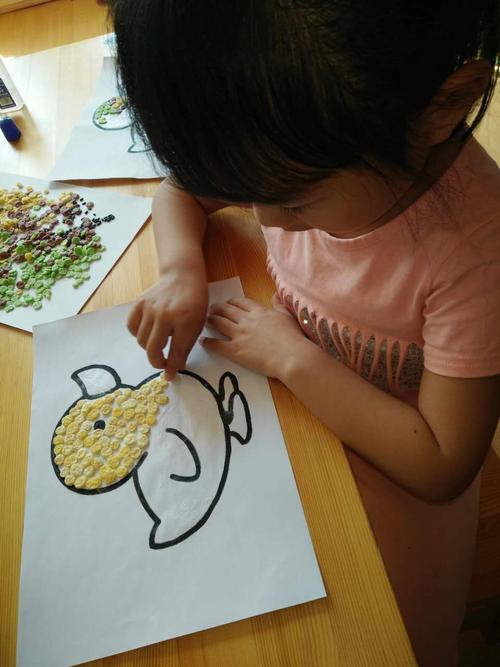 根据图案想一想,选择哪些种子来进行粘贴,接着胶水涂在图画里,注意不