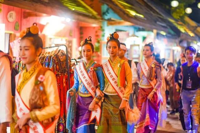 回顾2019西双版纳水灯小姐美照!可谓清水出芙蓉,天然去雕饰!