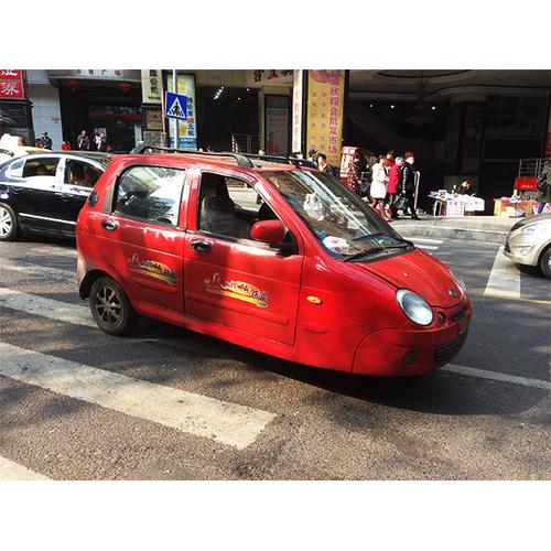        坐完索道路上看到的三轮车