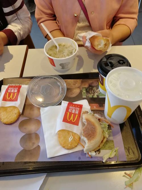 我妈妈终于让我去吃麦当劳早餐了.