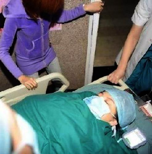 李湘顺利剖腹产女王岳伦双眼泛红心情激动组图