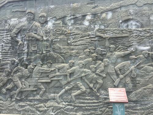 故里广场展示由陈毅指挥的黄桥战役浮雕.