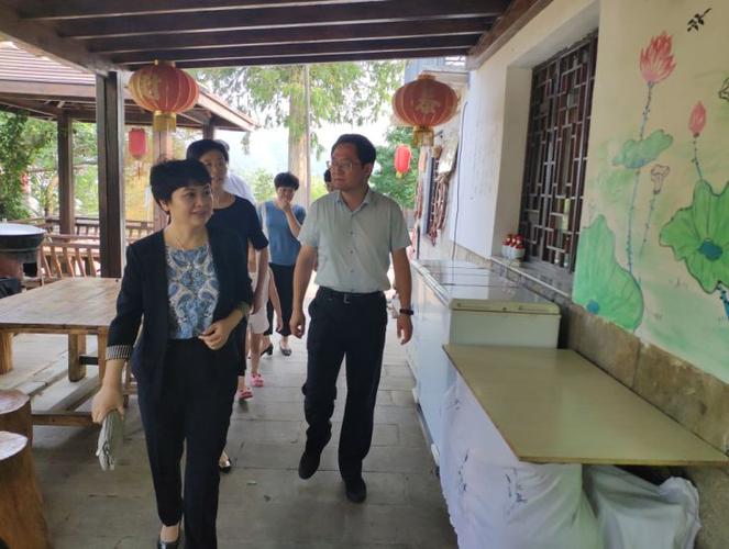 威海市妇联主席彭霞一行走访慰问革命老妈妈并调研妇女工作