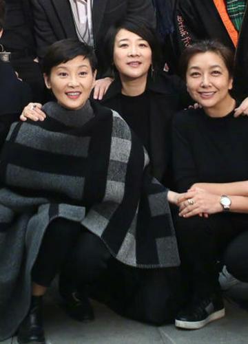 老同学聚会陈小艺江珊徐帆三人同框, 网友: 没生孩子的徐帆最显年轻