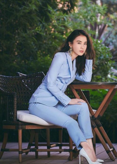 黄圣依不愧是豪门阔太身材气质好到爆蓝色系穿搭穿出大牌感