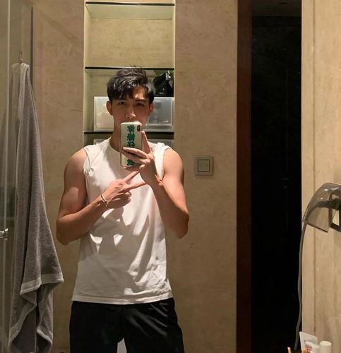 发堉不错的腹肌小奶狗被男摄影师盯上,白袜短裤自拍抢镜,想a!