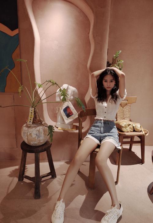 明星图片 大陆 女 代文雯 > 代文雯牛仔短裤性感写真图片(8/9) 代文雯