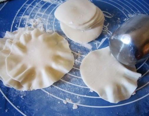 做饺子皮的图片